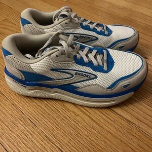 Women’s Brooks Ghost Max SE tan and blue